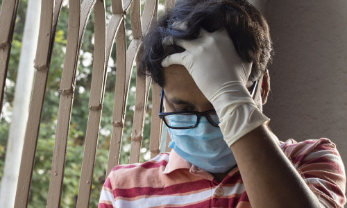 Izolare, carantină, bărbat frustrat, supărat cu mască de protecție pe timp de coronavirus, covid-19