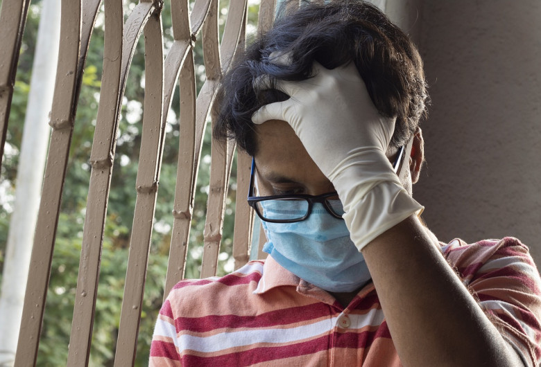 Izolare, carantină, bărbat frustrat, supărat cu mască de protecție pe timp de coronavirus, covid-19