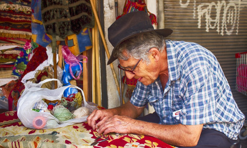 Muncitor bărbat bătrân, vârstnic, pensionar, moș