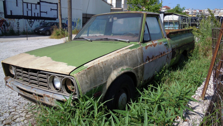 Mașină abandonată, rablă, auto