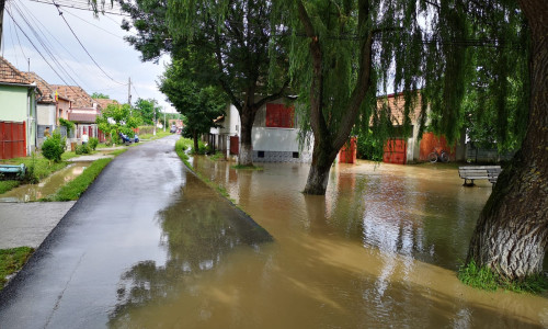 Inundații pe străduțe din Feisa, județul Alba, comuna Jidvei