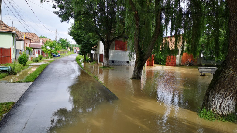 Inundații pe străduțe din Feisa, județul Alba, comuna Jidvei