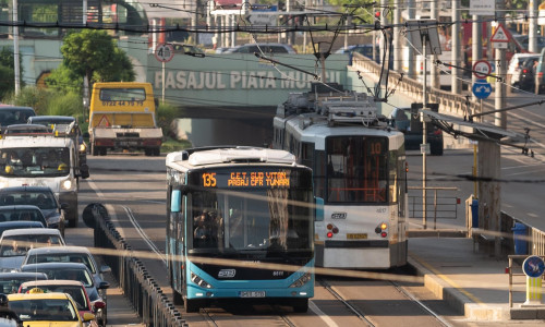 Autobuz STB 135 pe linia de tramvai