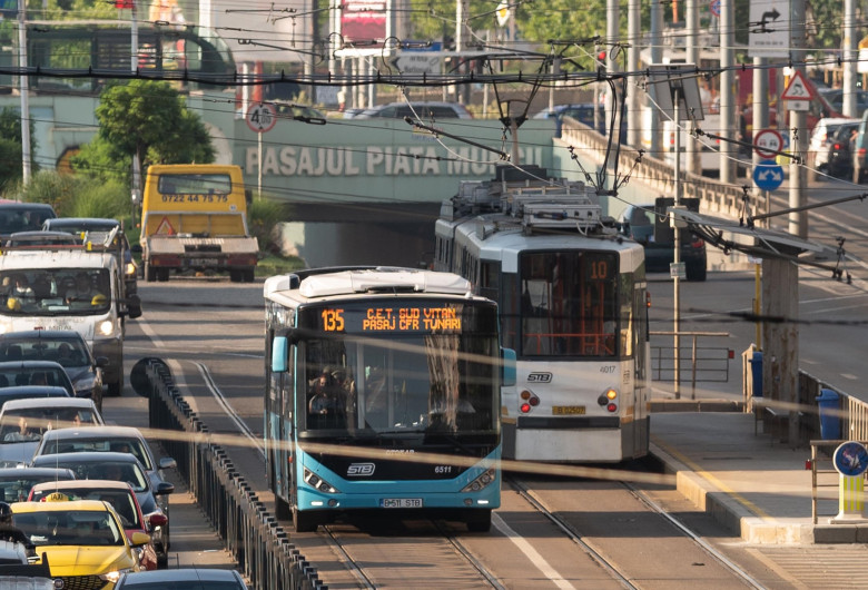 Autobuz STB 135 pe linia de tramvai