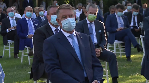 Klaus Iohannis, între liberali, pe o pajiște cu mască
