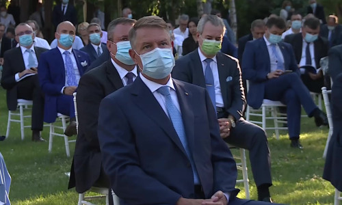 Klaus Iohannis, între liberali, pe o pajiște cu mască