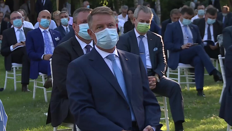 Klaus Iohannis, între liberali, pe o pajiște cu mască