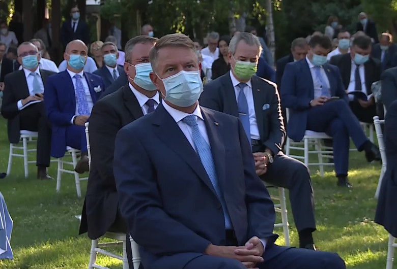 Klaus Iohannis, între liberali, pe o pajiște cu mască