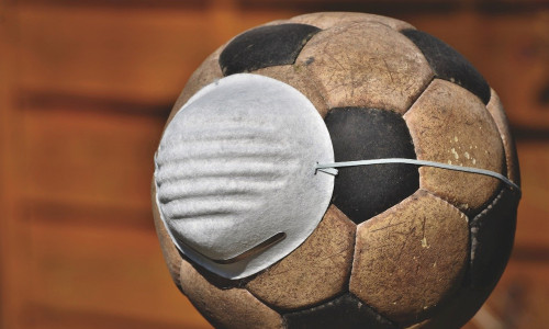 Fotbal cu minge cu mască de protecție de coronavirus, COVID-19