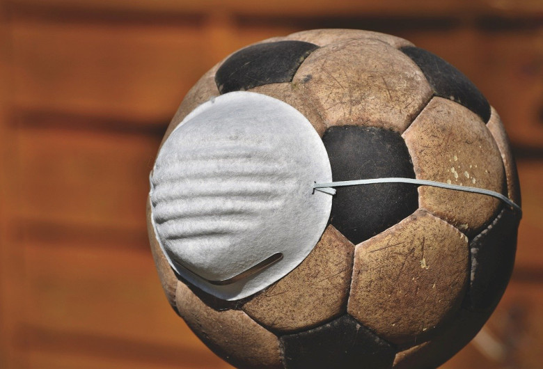 Fotbal cu minge cu mască de protecție de coronavirus, COVID-19