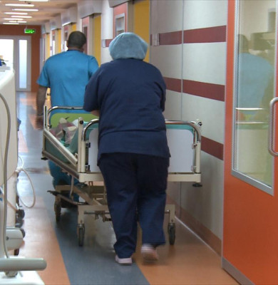 Pacient cărat pe targă în spital, infirmieri, asistent medical, doctor, medicină