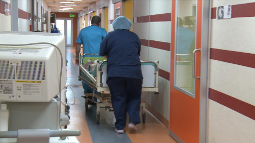 Pacient cărat pe targă în spital, infirmieri, asistent medical, doctor, medicină