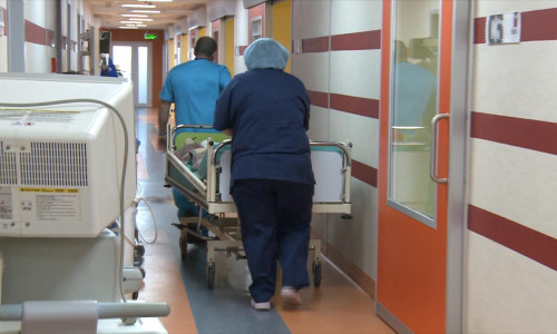 Pacient cărat pe targă în spital, infirmieri, asistent medical, doctor, medicină