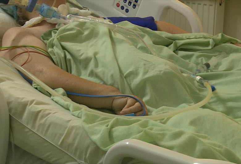 Pacient intubat, ventilat mecanic, pe patul de spital, terapie intensivă, coronavirus, covid-19