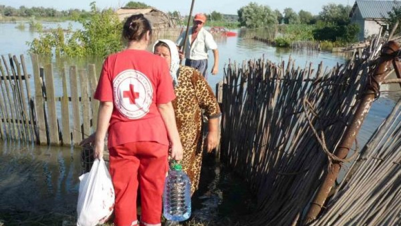 Ajutoare date de Crucea Roșie sinistraților de inundații