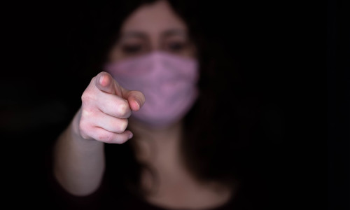 Femeie cu mască de protecție împotriva coronavirus, COVID-19