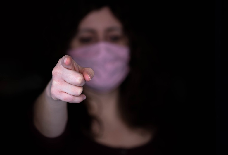 Femeie cu mască de protecție împotriva coronavirus, COVID-19