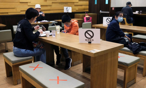 Restaurant cu distanțare socială de COVID-19 în Hong Kong