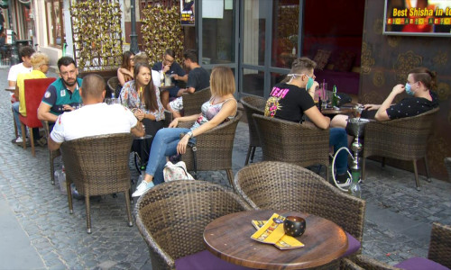 Oameni cu măști de protecție în terasele de vară din Centrul Vechi