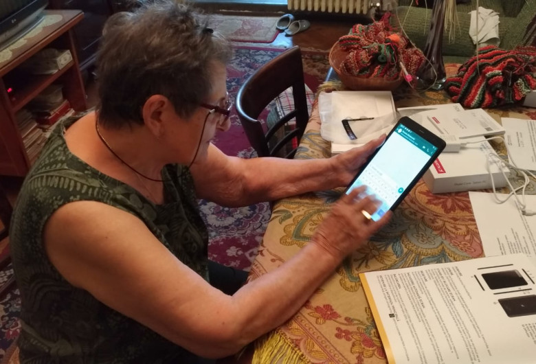 Bătrână, vârstnică, babă folosește o tabletă, tehnologie, IT, gadget, online, internet, pensionară