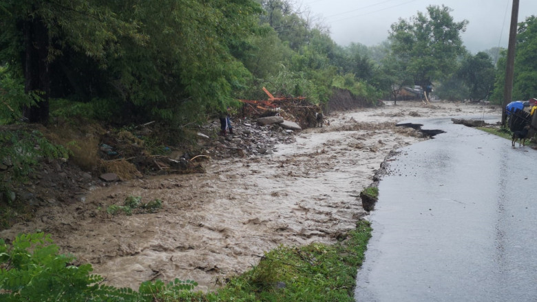 Drum rupt de ape, inundații în Bacău