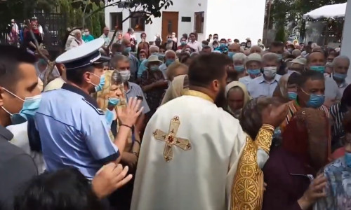 Îmbulzeală, aglomerație la o biserică din Pitești