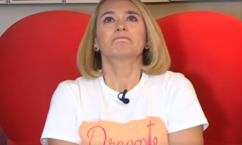 Andreea Esca se uită în sus și plânge
