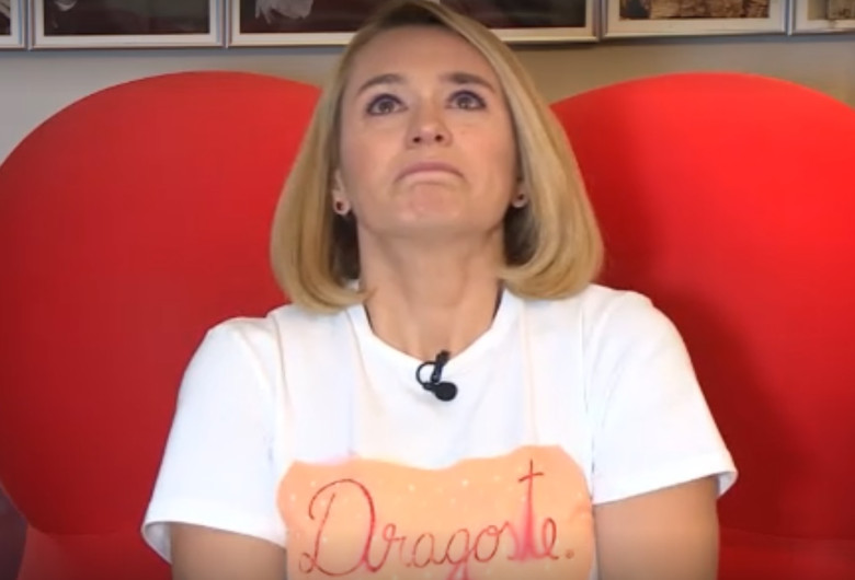 Andreea Esca se uită în sus și plânge