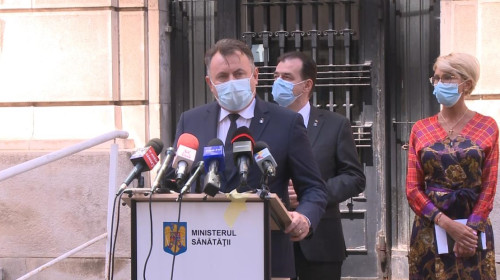 Nelu Tătaru cu Ludovic Orban și Raluca Turcan în spate, de la Ministerul Sănătății