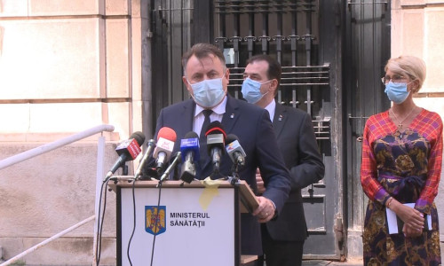 Nelu Tătaru cu Ludovic Orban și Raluca Turcan în spate, de la Ministerul Sănătății
