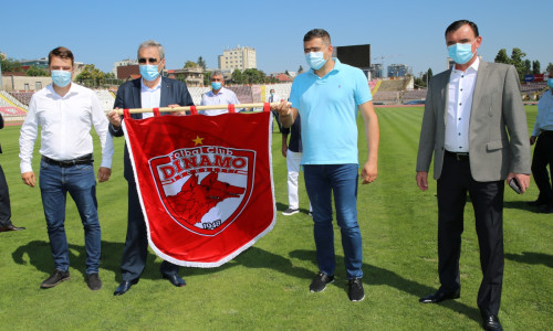 Marcel Vela cu steagul Dinamo