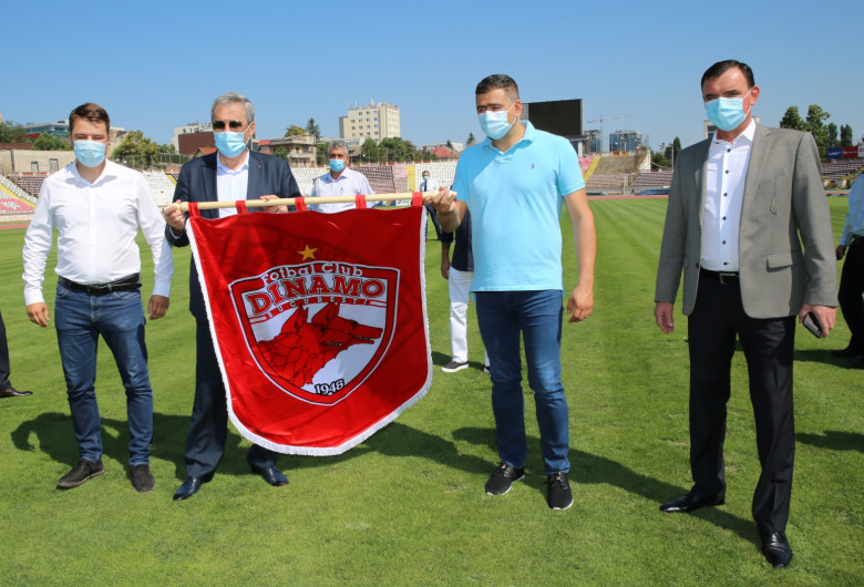 Marcel Vela cu steagul Dinamo