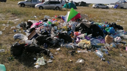 Gunoaie, deșeuri lăsate pe plajă