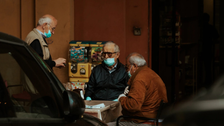 Bătrâni cu mască de protecție pe față de COVID-19, coronavirus, SARS-CoV-2