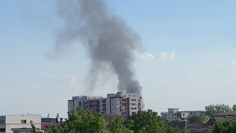 Arde o clădire, un bloc în București, o fabrică de orez