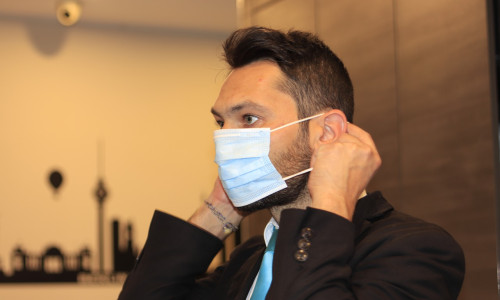 Bărbat cu mască de coronavirus, COVID-19 la serviciu, muncă, angajat, manager,patron,SARS-CoV-2