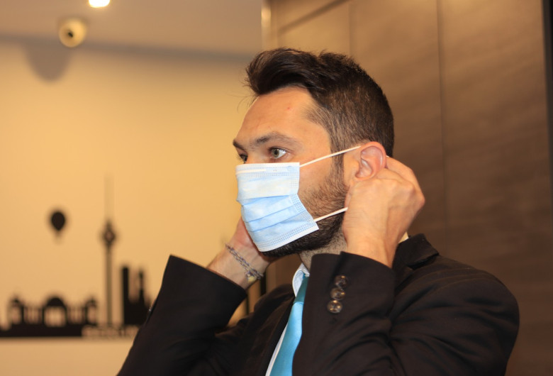 Bărbat cu mască de coronavirus, COVID-19 la serviciu, muncă, angajat, manager,patron,SARS-CoV-2