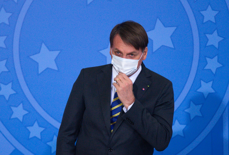 Jair Bolsonaro la un eveniment, purtând mască