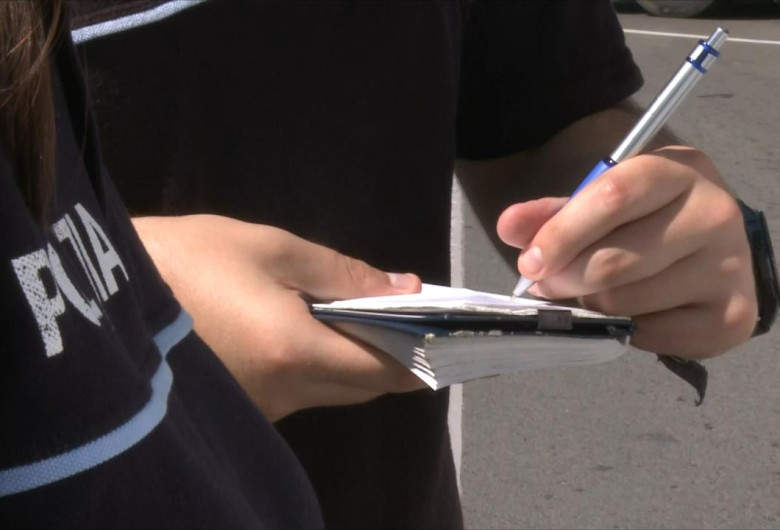 Polițiști dau amenzi, sancțiuni, forțe de ordine