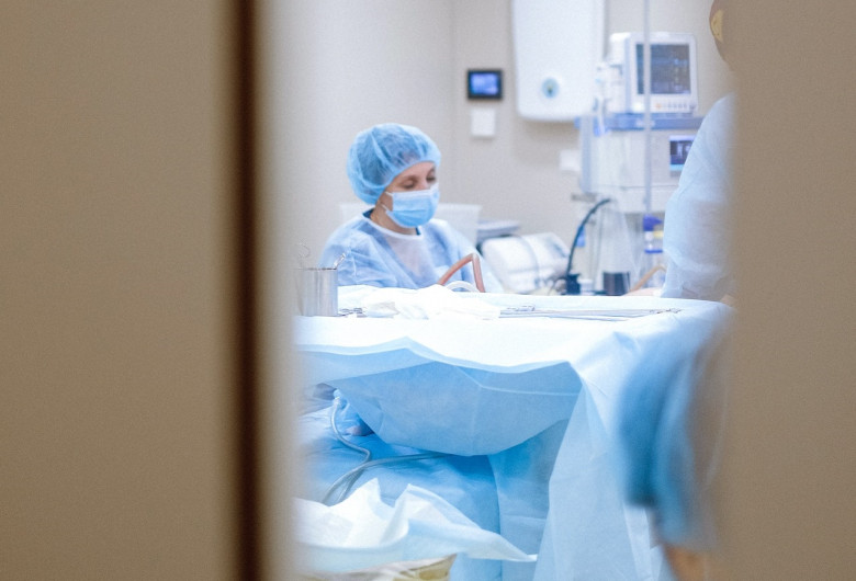 Doctori, asistente, cadre sanitare în spital, la Terapie Intensivă, coronavirus, COVID-19