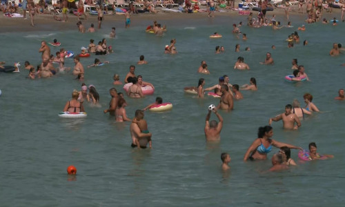 Oameni în Marea Neagră, litoral, baie