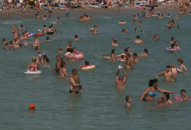 Oameni în Marea Neagră, litoral, baie
