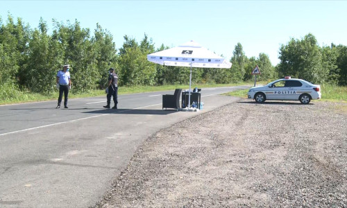 Polițiști la intrarea într-o localitate, razii, verificări, controale, carantină, coronavirus, COVID-19, filtre de Poliție