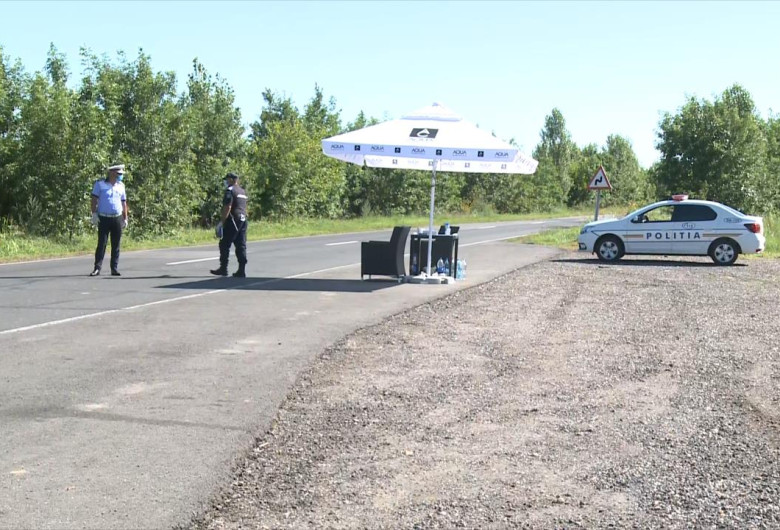 Polițiști la intrarea într-o localitate, razii, verificări, controale, carantină, coronavirus, COVID-19, filtre de Poliție
