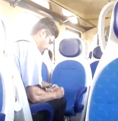 Controlor de tren, verifică bilete de călătorie la CFR, fără mască