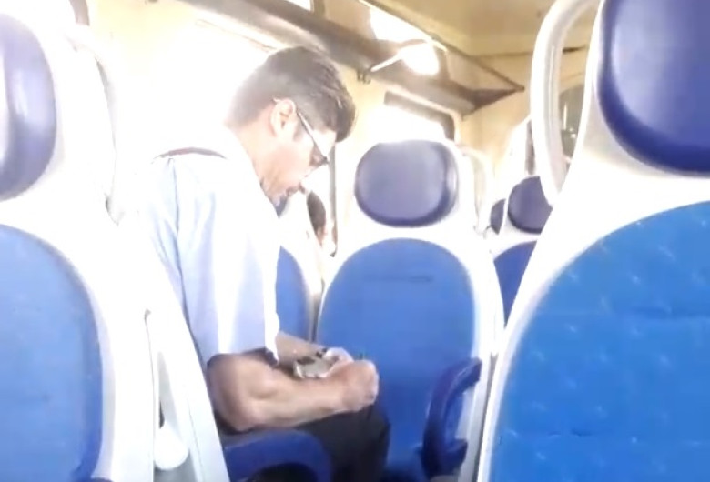 Controlor de tren, verifică bilete de călătorie la CFR, fără mască