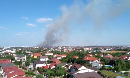 Incendiu la niște case din București