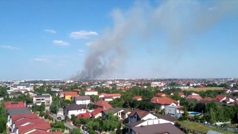 Incendiu la niște case din București