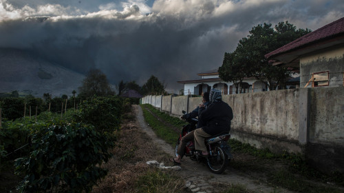 muntele sinabung eruptie vulcan indonezia