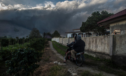 muntele sinabung eruptie vulcan indonezia